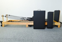 Machine de Pilates Reformer Pliable en Chêne Massif, Gain de Place, Portable, à Faible Bruit, avec Rails Coulissants, Lit d'Entraînement pour Studio de Pilates, Garantie 5 Ans