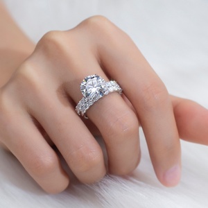 Anillo de Moissanita de Corte Redondo en Oro Blanco de 18K, Modelo MSR-1399 de Messi Jewelry, para Boda - Product Image 3