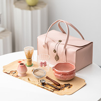 Ensemble de matcha rose minimaliste moderne de style japonais, sac en cuir portable, outils à matcha, bol à matcha en céramique, ensemble à thé