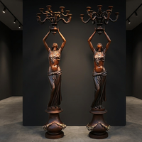 Lampes en bronze patiné antique en forme de statue de jeune fille avec globes lumineux et thème Amour Féerique, décoration artistique d'intérieur de luxe