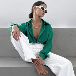 เสื้อเบลาส์ผ้าซาตินสีเขียวสำหรับผู้หญิง ดีไซน์หรูหรา แต่งขนนก ทรงครอปท็อป สไตล์ลำลองสำหรับใส่ทำงาน ติดกระดุม แขนยาว แฟชั่นทันสมัย - Product Image 2