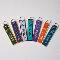 Porte-clés en tissu brodé avec logo personnalisé contrastant néon, avec double anneau ou œillet, pour sacs streetwear, événements et promotions