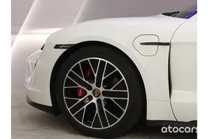 Voiture familiale parfaite, <span class=keywords><strong>PORSCHE</strong></span> <span class=keywords><strong>TAYCAN</strong></span> 4S HYBRIDE d'occasion, modèle <span class=keywords><strong>2022</strong></span>, prête à partir - Product Image 3