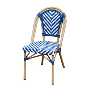 Chaise d'extérieur en rotin avec structure en alliage d'aluminium, style côtier, mobilier de jardin en bois massif, résistante aux intempéries, motif chevron bleu et blanc - Product Image 1