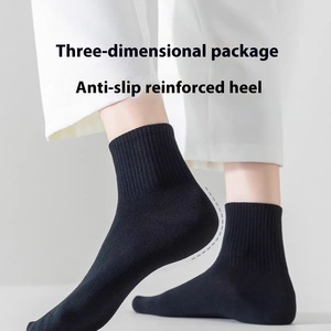 Vente en gros de chaussettes jetables quotidiennes mi-mollet blanches pour hommes <span class=keywords><strong>et</strong></span> femmes Logo Zhuji Position du corps pour les voyages d'affaires <span class=keywords><strong>et</strong></span> les vacances - Product Image 5
