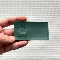 Fabricant OEM, étiquettes en cuir personnalisées avec logo en relief 3D, patchs thermocollants, badges pour jeans, vêtements, chapeaux