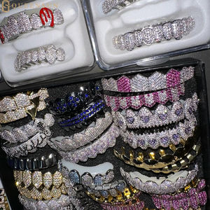 VVVs Moissanite उच्च गुणवत्ता वाली राईसन ग्रा ने चांदी की सफेद और 18k सोने के साथ दांतों को थोक ग्रिल किया - Product Image 4