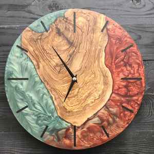 Reloj de Pared de Resina y Madera Hecho a Mano, Duradero, Elegante, Funcional, Estilizado y Decorativo, Ideal para Sala de Estar o Dormitorio - Product Image 5