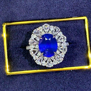 Bague de luxe en saphir bleu cornflower naturel de Madagascar de 4,24 carats, or 18 carats, 54 diamants, bijoux fins pour femmes GUILD - Product Image 6