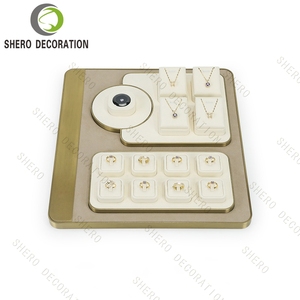 Kit de exhibición de joyería de microfibra color crema personalizado con borde metálico, accesorios premium para exhibición de joyería. - Product Image 2