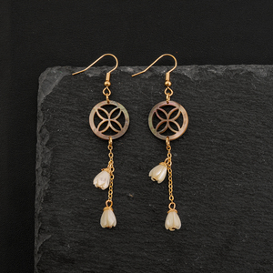 Joyería hawaiana Concha flor alambre envuelto hecho a mano jazmín pendientes de cuentas - Product Image 4
