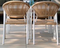 Offre Spéciale – Ensemble de Mobilier de Terrasse Hôtelier Blanc Toutes Saisons avec Table à Manger Extensible à Cadre en Aluminium et Chaises en Cordage Tressé – Usage Commercial