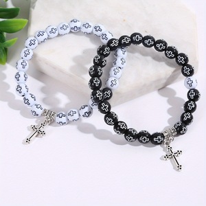 Bracelets de prière pour couple, en perles de plastique noires et blanches, avec pendentif croix, pour l'église, vente rapide - Product Image 1