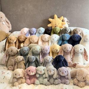 Peluche lapin moelleux avec gâteau - Lapin mignon aux oreilles tombantes tenant un gâteau d'anniversaire, jouet en peluche lapin pour le soutien émotionnel et cadeau - Product Image 1