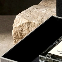 Boîte à parfum rigide noire de luxe personnalisée et écologique en deux parties avec couvercle relevable et insert ajusté pour emballage cosmétique et de parfums