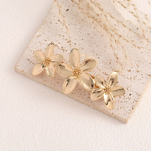 Pinzas para el Cabello con Flores Doradas de Aleación, Pasadores Florales Minimalistas de Lujo, Accesorios para el Cabello de Mujer para Uso Diario - Product Image 5