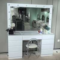 Coiffeuse blanche OEM avec tiroirs à poignées encastrées et plateau en verre, miroir à LED personnalisé, design sur mesure