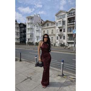 Robe Chic Fuchsia Shion à Paillettes Coupe Trapèze Moderne pour Soirée et Cérémonie Longueur Genou avec Pompons et Perles Élégants Tailles XS à XL - Product Image 5