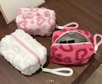 Sac de maquillage de rangement en forme de cœur en peluche tridimensionnelle de couleur personnalisée Sacs à cosmétiques