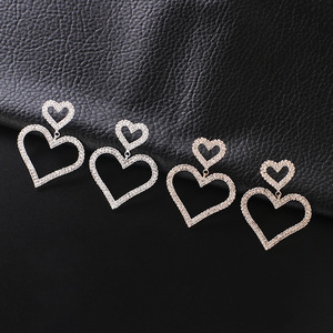 Boucles d'oreilles tendance cœur pêche entièrement serties de diamants, nouvelle mode transfrontalière avec chaîne griffes, directement des fabricants - E675 - Product Image 2