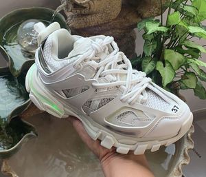 Zapatos de suela gruesa para parejas, con aumento de altura, cordones con luces LED, zapatillas de running de diseñador para hombre, zapatos de estilo de lujo para caminar - Product Image 1