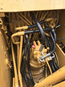 Excavadora de cadenas Caterpillar 323D2L usada en venta, duradera y eficiente, capacidad de 23 toneladas, bomba hidráulica, engranaje, potencia de 230KW, América - Product Image 5