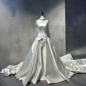 Robe de mariée moderne Nt09 en satin avec appliques, style robe de bal avec nœud et traîne chapelle, élégante pour la mariée - Product Image 5
