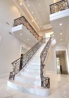 Intérieur de villa moderne personnalisé Escaliers incurvés à structure métallique USA en acier inoxydable et fer forgé Marbre/Bois