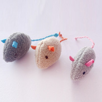 Jouet populaire en peluche pour chats, souris amusante et mignonne, écologique, cinq couleurs unies, avec herbe à chat, pour attraper et mâcher