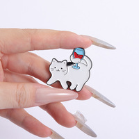 Mini chat mignon buvant du vin rouge émail broche Badge vin rouge broches Souvenir pour les amateurs de vin ou les meilleurs amis article chaud