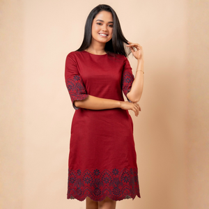 Vestido Corto Clásico de Lino de Alta Calidad con Detalle de Bordado Festoneado Color Granate para Mujer - Product Image 1