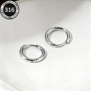 Les boucles d'oreilles circulaires de luxe léger et haut de gamme sont super polyvalentes pour les femmes. Les boucles d'oreilles en métal lisse sont un design de niche. - Product Image 4
