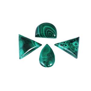 Malachite verte naturelle, cabochon taillé en triangle, pierre précieuse semi-précieuse polie du Rajasthan pour la fabrication de bijoux - Product Image 1
