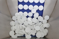 Machine entièrement automatique pour l'insertion de joints, garnitures, inserts et coussinets en mousse, feuille et tampon pour bouchons de bouteilles en plastique