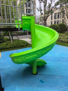 Structure de jeu extérieure durable sur le thème de l'aviation spatiale, avec structure en acier, toboggans en tubes PVC et maisonnette, pour écoles et parcs d'attractions - Product Image 3