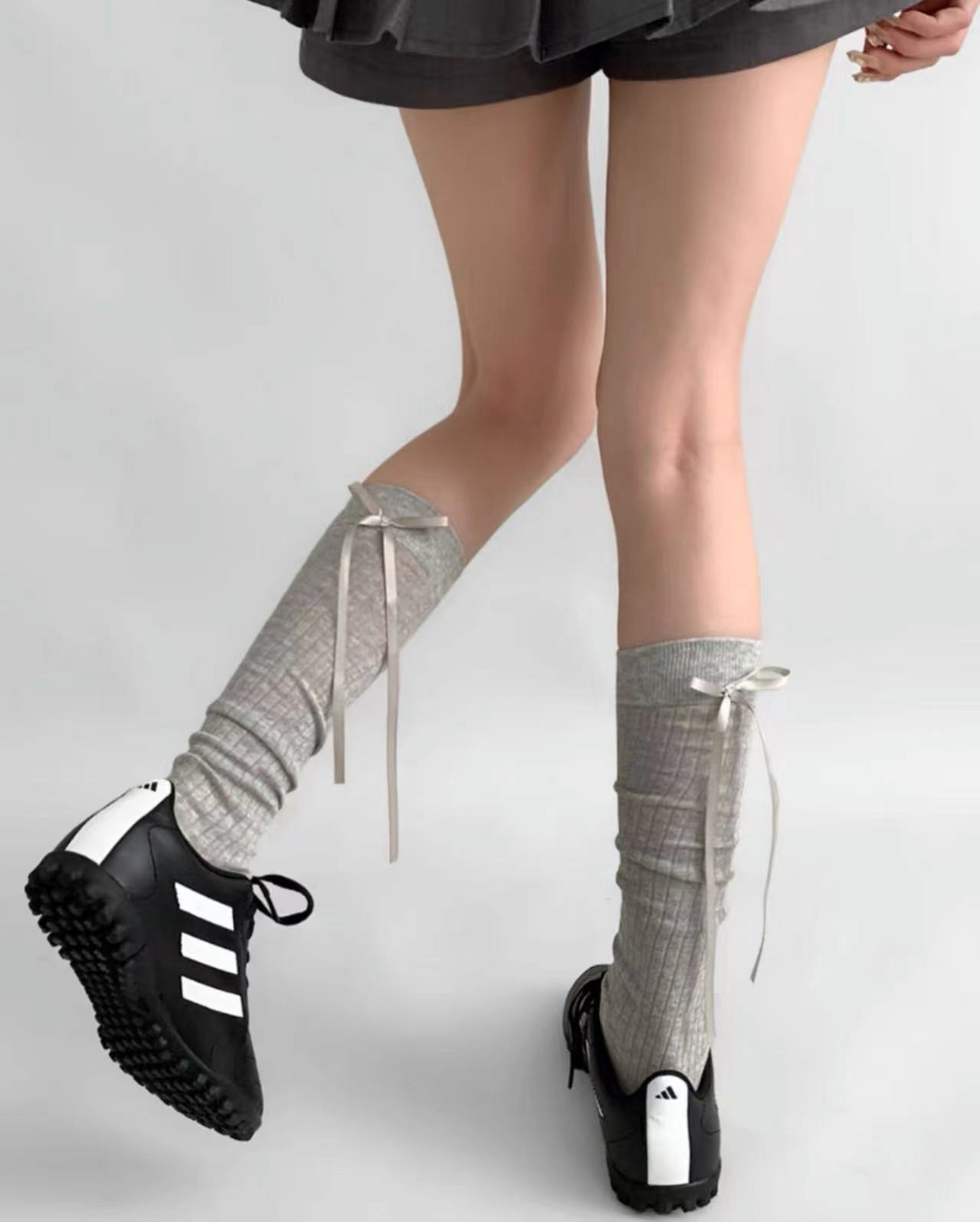 Calze grigio chiaro per la parte inferiore delle gambe