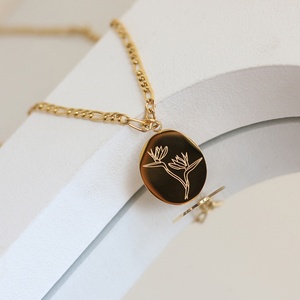 Collar con Colgante de Acero Inoxidable Chapado en Oro con Disco Ovalado Irregular Grabado con Flores y Cadena Figaro para Mujer - Product Image 1