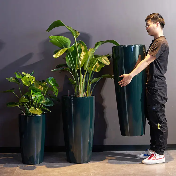 Prezzo di fabbrica all'ingrosso di grandi dimensioni cilindro di plastica stile di lusso verticale PP vasi da giardino e fioriere per piante da fiore