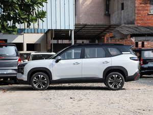 2025 五菱星光 560 SUV 1.5T PHEV 500公里纯电续航 7座家庭车 - Product Image 4