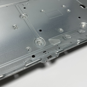 غلاف خلفي مخصص للتلفزيون مصنوع من الألومنيوم بتقنية <span class=keywords><strong>CNC</strong></span>، تصميم وتصنيع حسب الطلب، غلاف معدني دقيق للإلكترونيات العرضية - Product Image 2