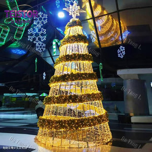 Sapin de Noël Thème Or avec Lumières LED Blanc Chaud : Apportez un Style Festif Haut de Gamme aux Hôtels, Complexes Hôteliers et Atriums de Centres Commerciaux - Product Image 3