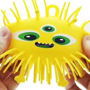 Jouet anti-stress le plus vendu en gros : balles à presser souples en TPR avec visage d'alien jaune mignon pour enfants - Product Image 2