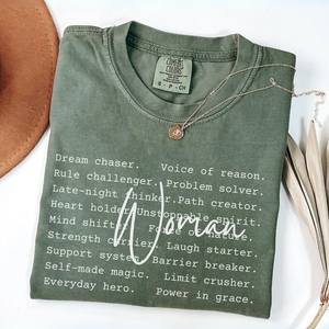 T-Shirt Girocollo da Donna Comfort Colors 100% Cotone, Maglietta con Scritta 'Empowered Woman', Regalo per la Giornata Internazionale della Donna - Product Image 1