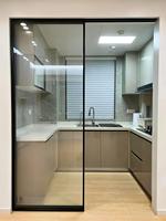 Système de porte coulissante en verre pour chambre à coucher, finition aluminium moderne, avec isolation acoustique, installation hydraulique latérale