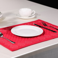 Set de table Verona matelassé 100% polyester, style zen asiatique, motif fraise rouge brodé, imperméable et lavable