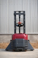Apilador Eléctrico Portátil de 1t (1000kg) y 2.5m, Compacto, con Batería de Litio de 24V, Certificación CE, Hidráulico Lateral