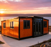 Villa de luxe modulaire extensible en conteneur, style moderne avec finition bois, multi-extensions en forme de T, cadre noir, porte vitrée, pour bord de lac