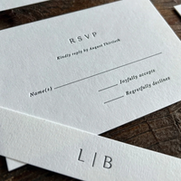 Étiquette personnalisée de luxe en forme de logo, imprimée numériquement et gaufrée, pour sacs d'emballage, fabriquée en papier d'art
