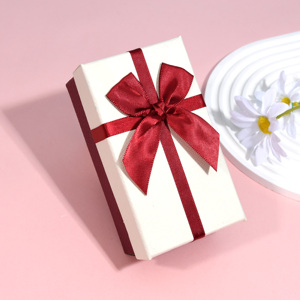Petite boîte d'emballage cadeau de sous-vêtements de luxe recyclée personnalisée avec papier d'enrobage UV et couvercle avec motif imprimé UV - Product Image 4