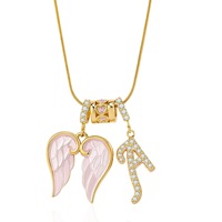 Collier Aile d'Ange Plaqué Or avec Pendentif Lettre Initiale Cursive Personnalisée en Émail Rose, Breloque Zircon et Chaîne Serpent